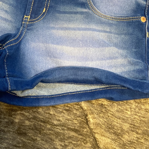 Juniors 9 high waisted button up Jean shorts. Worn once. EUC 💕 - Picture 3 of 6